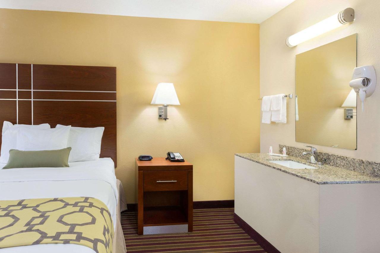 Baymont By Wyndham Bowling Hotel