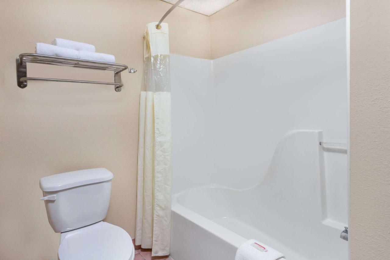 Baymont By Wyndham Bowling Hotel