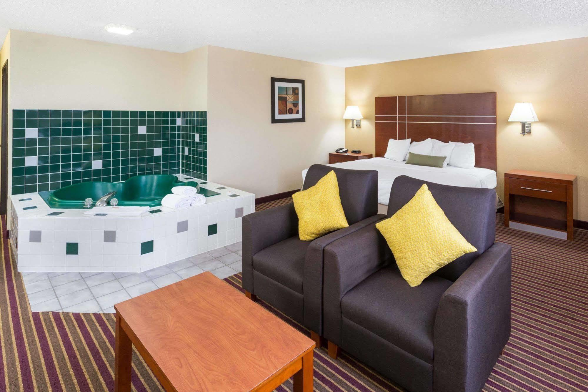 Baymont By Wyndham Bowling